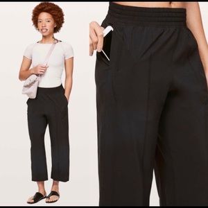 LULULEMON Wanderer Crop in Black